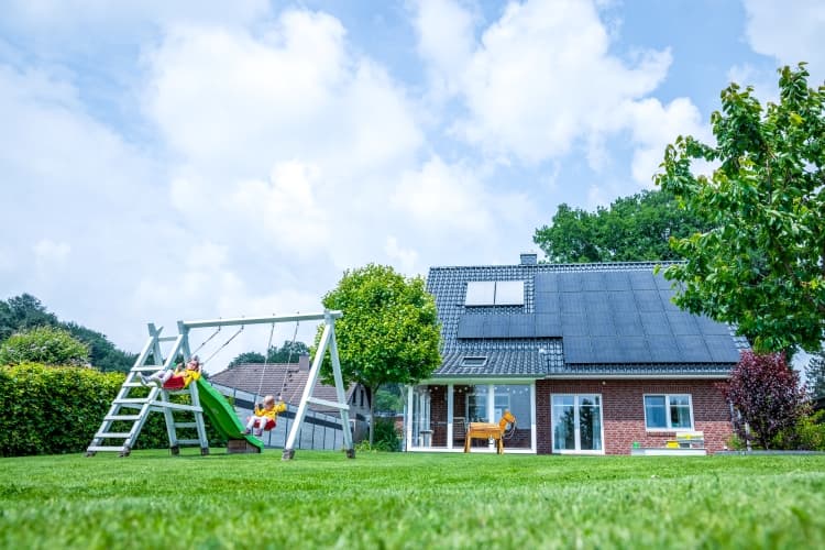 Ein Haus mit einer PV-Anlage auf dem Dach