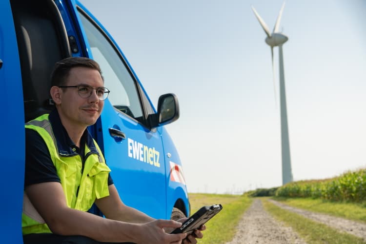 Junger Mitarbeiter von EWE NETZ in einem Servicewagen